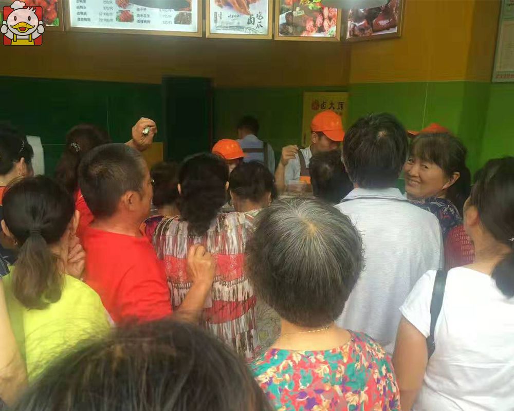 熊金松观澜店排队的顾客 熊金松观澜店排队的顾客